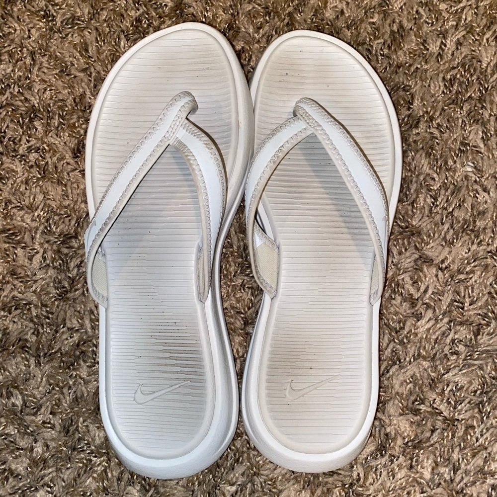grey nike flip flops